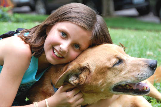 5 Trucos para que tus hijos jueguen de manera segura con perros