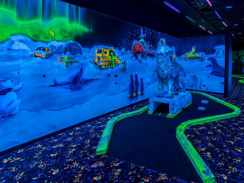 Prueba el minigolf de Málaga que brilla en la oscuridad