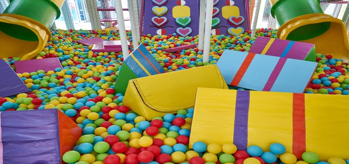 Contamos con parque de bolas para niños seguros